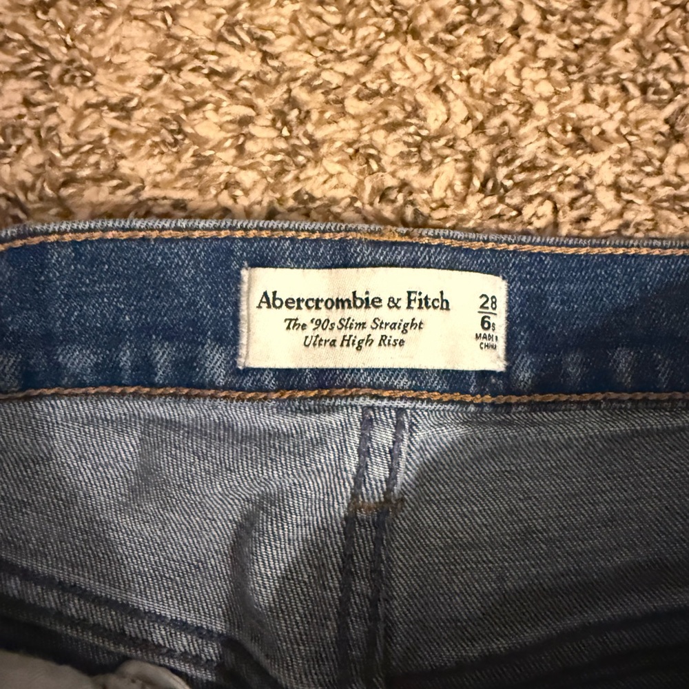 Abercrombie & Fitch 90m’s Slim Straight Ultra High Rise Raw Hem Jeans - Picture 4 of 4
